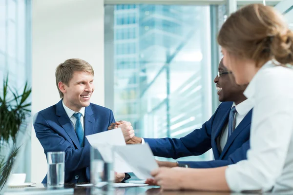 Geschäftsleute im Amt — Stockfoto