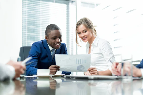 Persone che lavorano al chiuso — Foto Stock