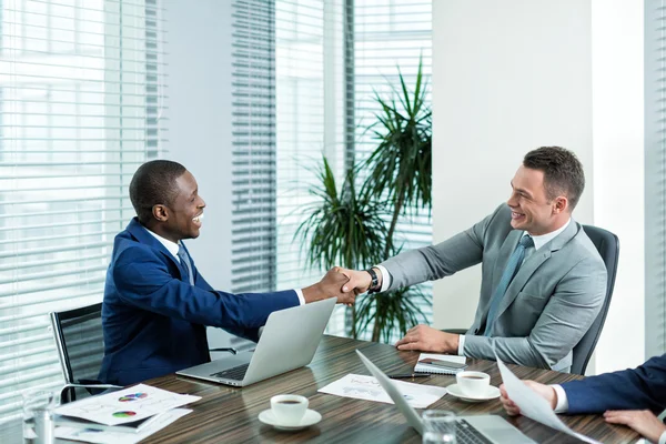 Felices hombres de negocios en interiores — Foto de Stock