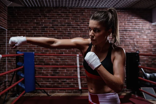 Femme au ring de boxe — Photo