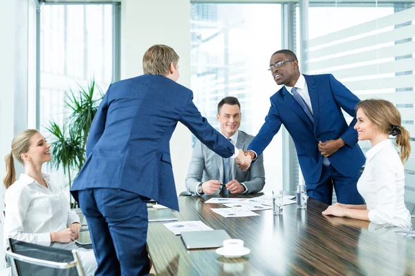 Geschäftspartner im Amt — Stockfoto