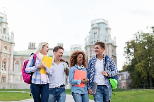 Glimlachende mensen in park — Stockfoto