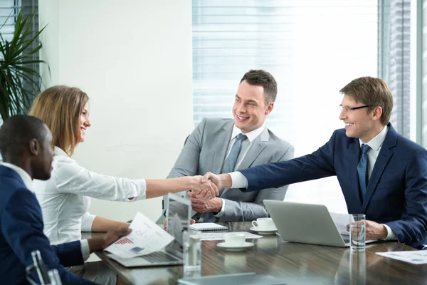 Lächelnde Menschen im Amt — Stockfoto