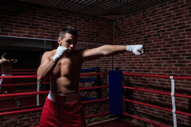 Genç adam boks ringde