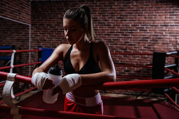 Mujer joven en el ring de boxeo —  Fotos de Stock