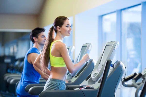 Jóvenes en una cinta de correr —  Fotos de Stock