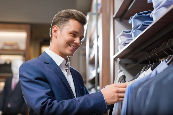 Jonge zakenman in winkel — Stockfoto