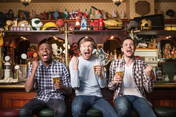 Gritando pessoas no pub — Fotografia de Stock