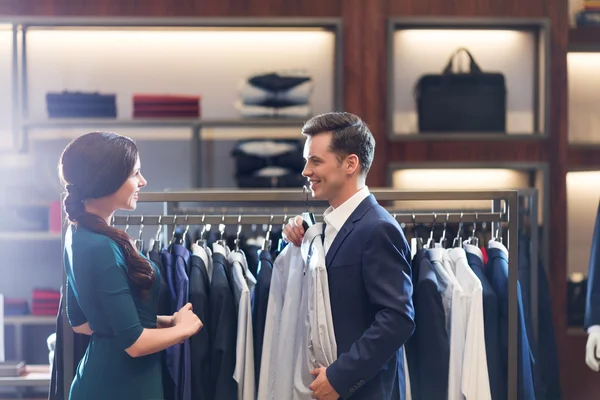 Pareja feliz en la tienda — Foto de Stock