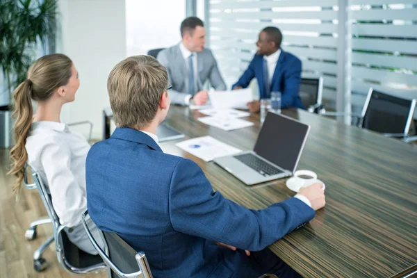 Treffen mit Menschen im Amt — Stockfoto