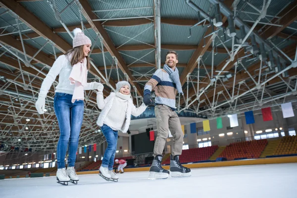 Moviendo gente en la pista de patinaje — Foto de Stock