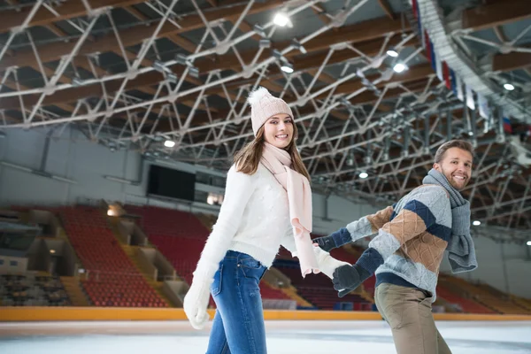 Feliz pareja en el interior — Foto de Stock