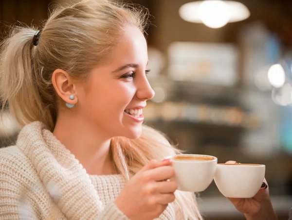 Glückliche Frau drinnen — Stockfoto