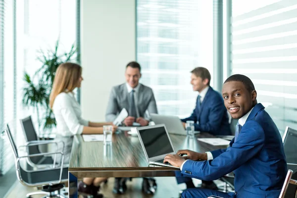 Rencontrer des gens au bureau — Photo