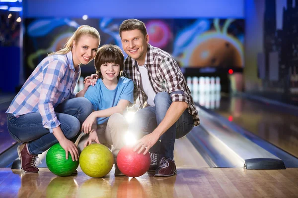 Família feliz no bowling — Fotografia de Stock