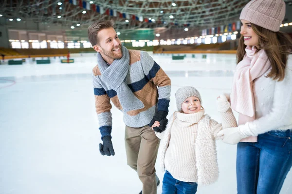 Smiling family at skating rink — Stock Photo, Image