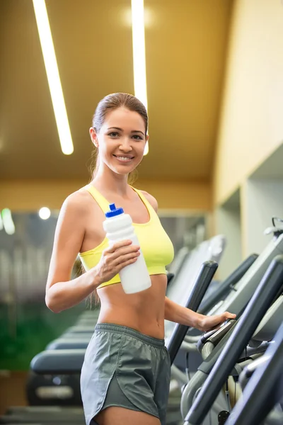 Lächelnde Frau drinnen — Stockfoto