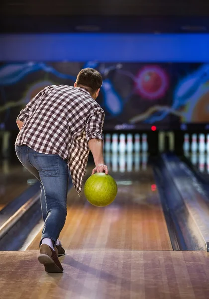 Persone attive nel bowling — Foto Stock