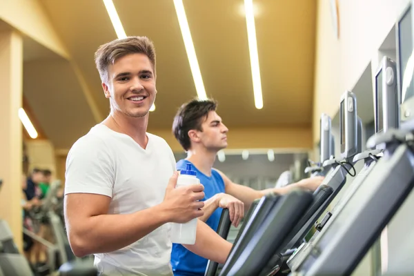 Young men on a treadmill — Stock Photo, Image