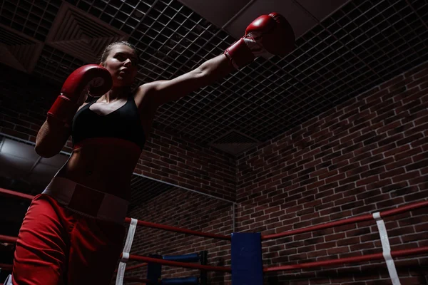 Жінка в боксерському кільці — стокове фото