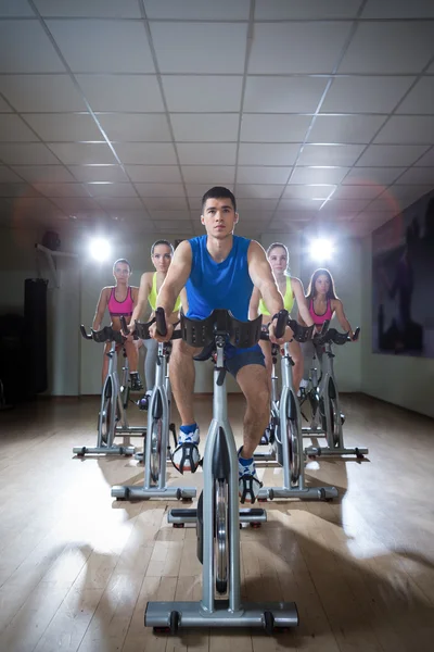 Jóvenes en bicicleta — Foto de Stock