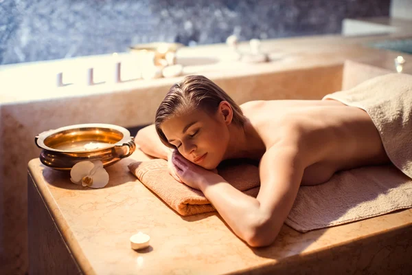 Jeune femme en SPA — Photo