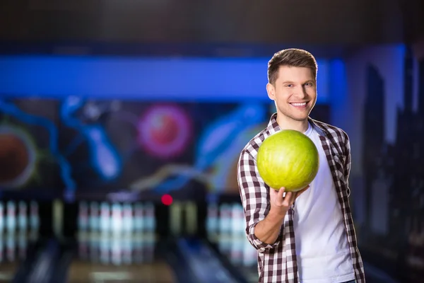 Ung man i bowling — Stockfoto