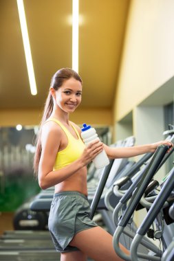 Shaker ile gülümseyen kadın