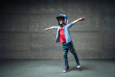 Stüdyoda gülümseyen çocuk