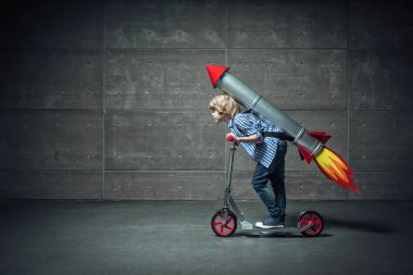 Çocuk scooter üzerinde