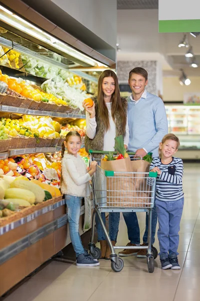 Famille avec un chariot — Photo