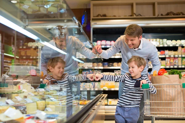 Família em vitrine — Fotografia de Stock