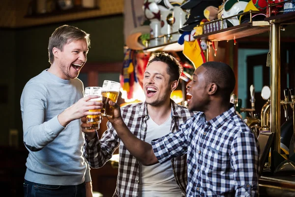 Vrolijke fans in pub — Stockfoto