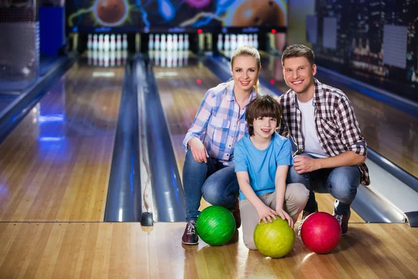 Familie beim Kegeln — Stockfoto