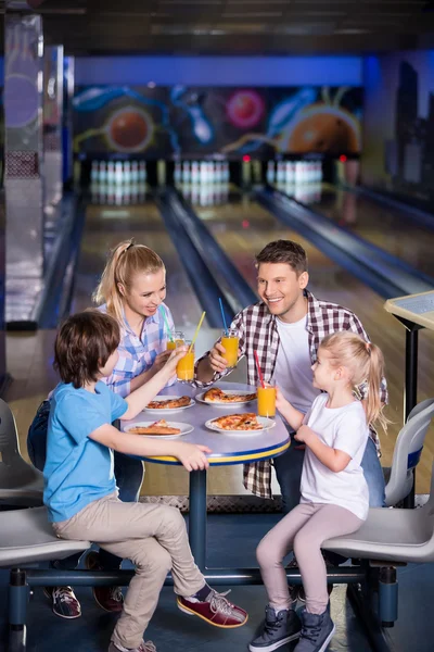 Eten mensen binnenshuis — Stockfoto