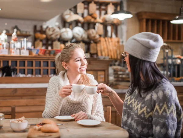 Jeunes femmes en boulangerie — Photo