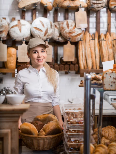 Donna allegra in panetteria — Foto Stock