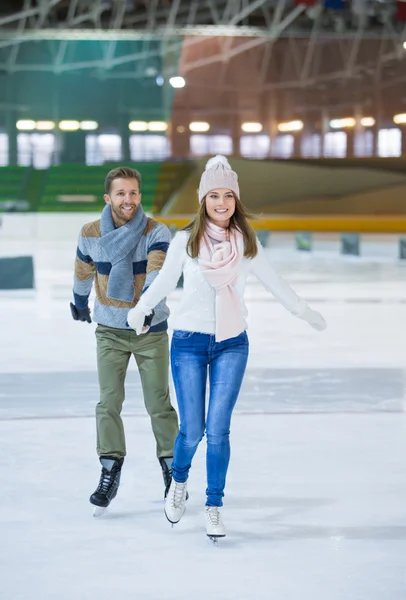 Pareja sonriente activa — Foto de Stock