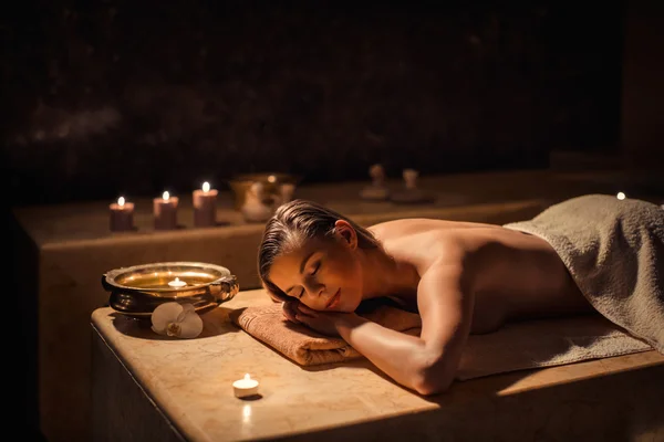 Jeune fille dans le spa de beauté — Photo