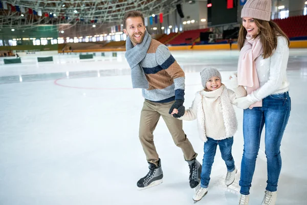 Fim de semana no ringue de patinação no gelo — Fotografia de Stock