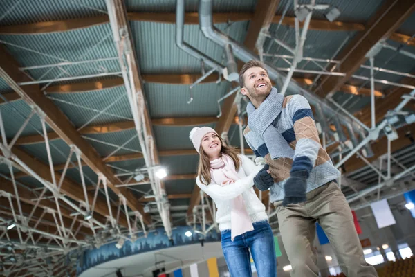 Pareja en pista de patinaje sobre hielo — Foto de Stock