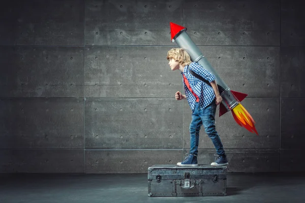 Niño con un cohete — Foto de Stock