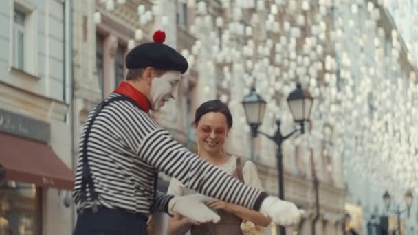 Mime Vidět Atraktivní Dívku Červenou Růží — Stock video