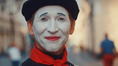 Sokakta pandomimcinin yüzü