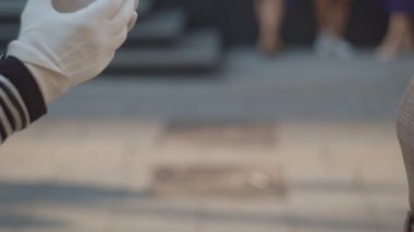 Pandomim yapan kız ve pandomimci kız, yakın plan.