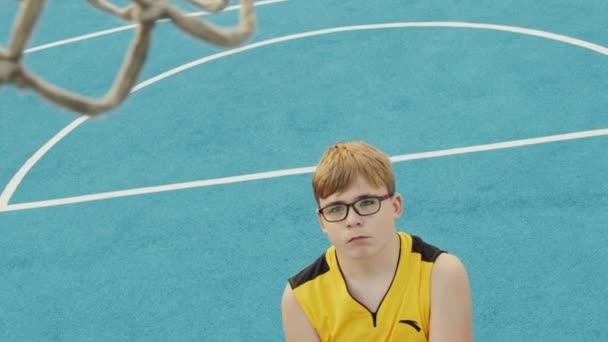 Młody Chłopiec Patrząc Obręcz Koszykówki — Wideo stockowe