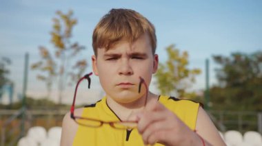 Gözlüklü bir ineğin yüzü, yakın plan.