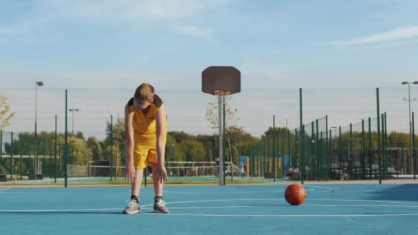 Jovem Fazendo Ginástica Campo Basquete — Vídeo de Stock