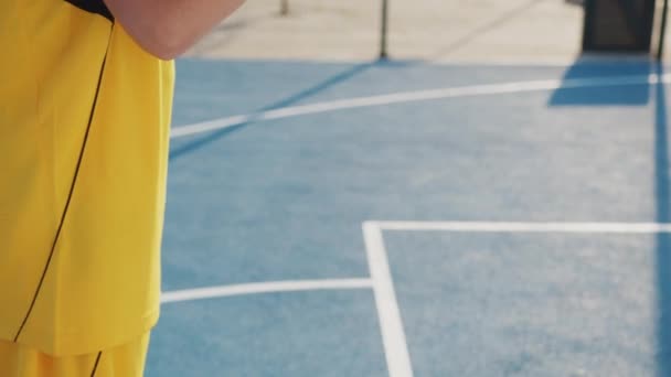 Anak Muda Dengan Bola Basket Lapangan — Stok Video