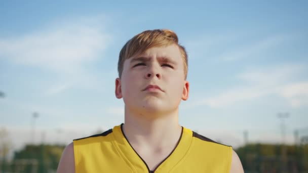 Face Young Nerd Basketball Court — Vídeos de Stock